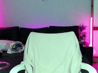 Young amateur teen in solo masturbation getting kinky